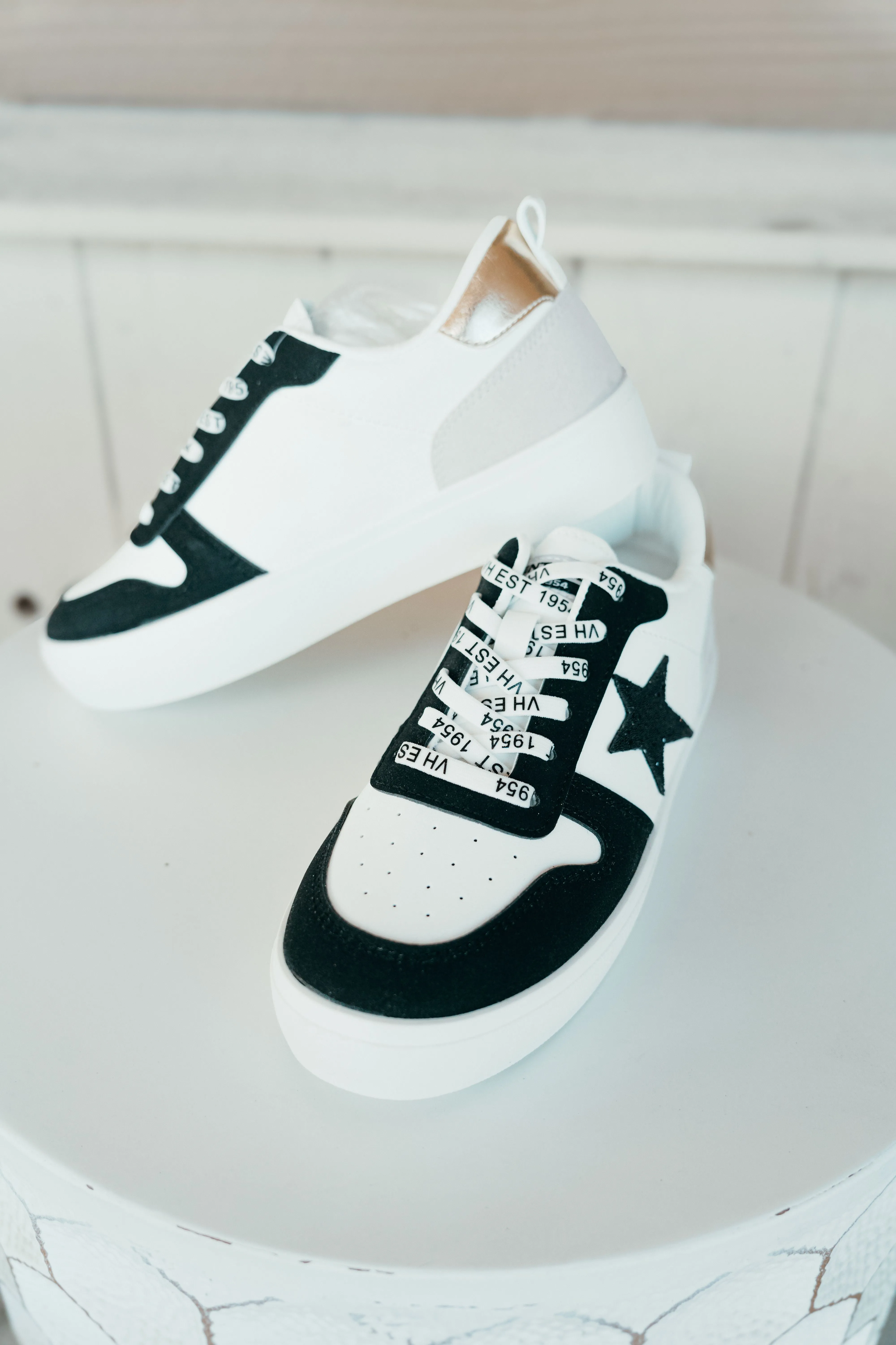 Aura 12 Black/Gold
